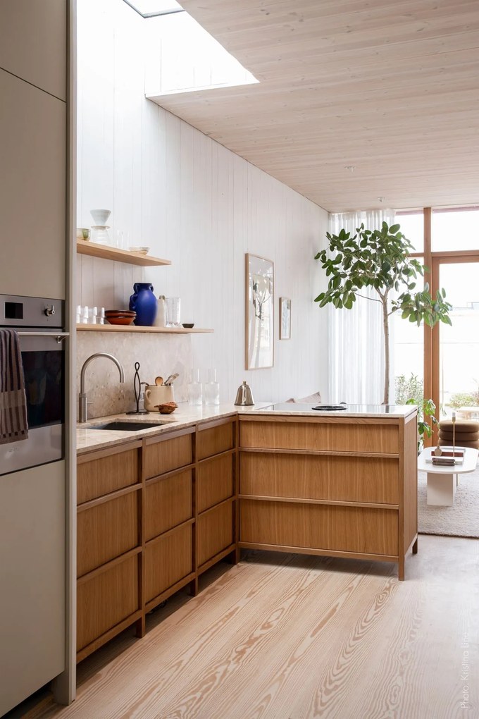 Ferm Living Keramická váza Verso Bright Blue