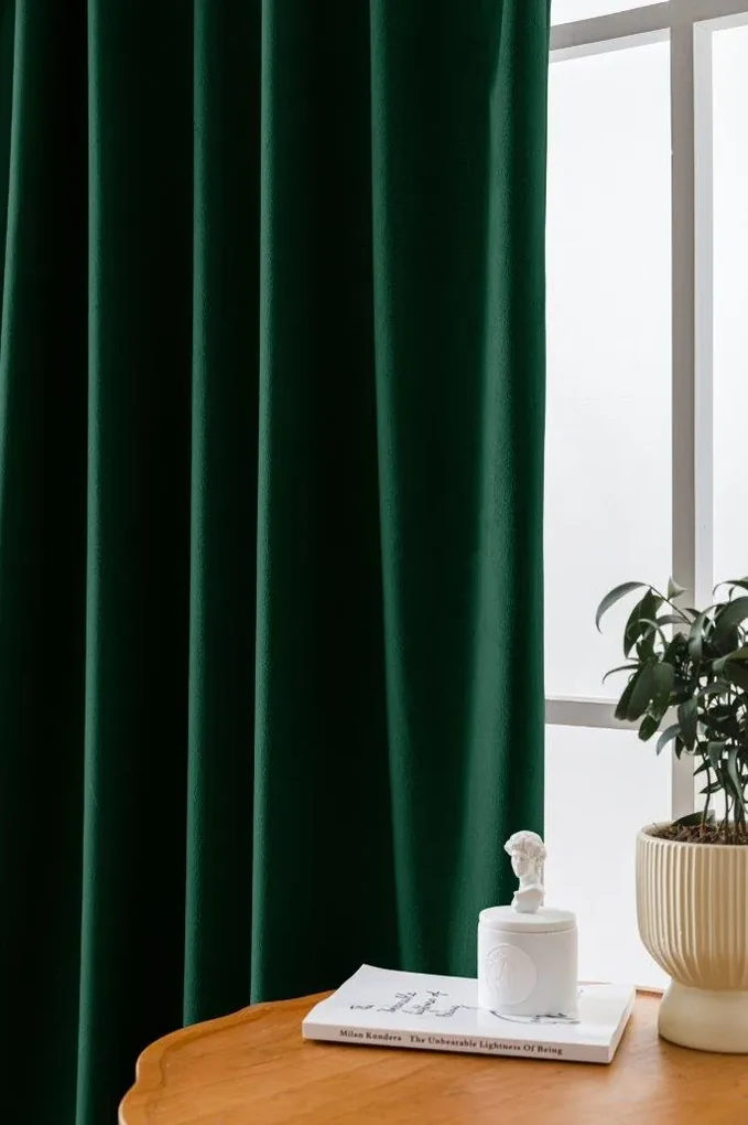 Tmavě zelený zatemňovací závěs VELVET 140x250 cm Zavesenie: Kovové krúžky