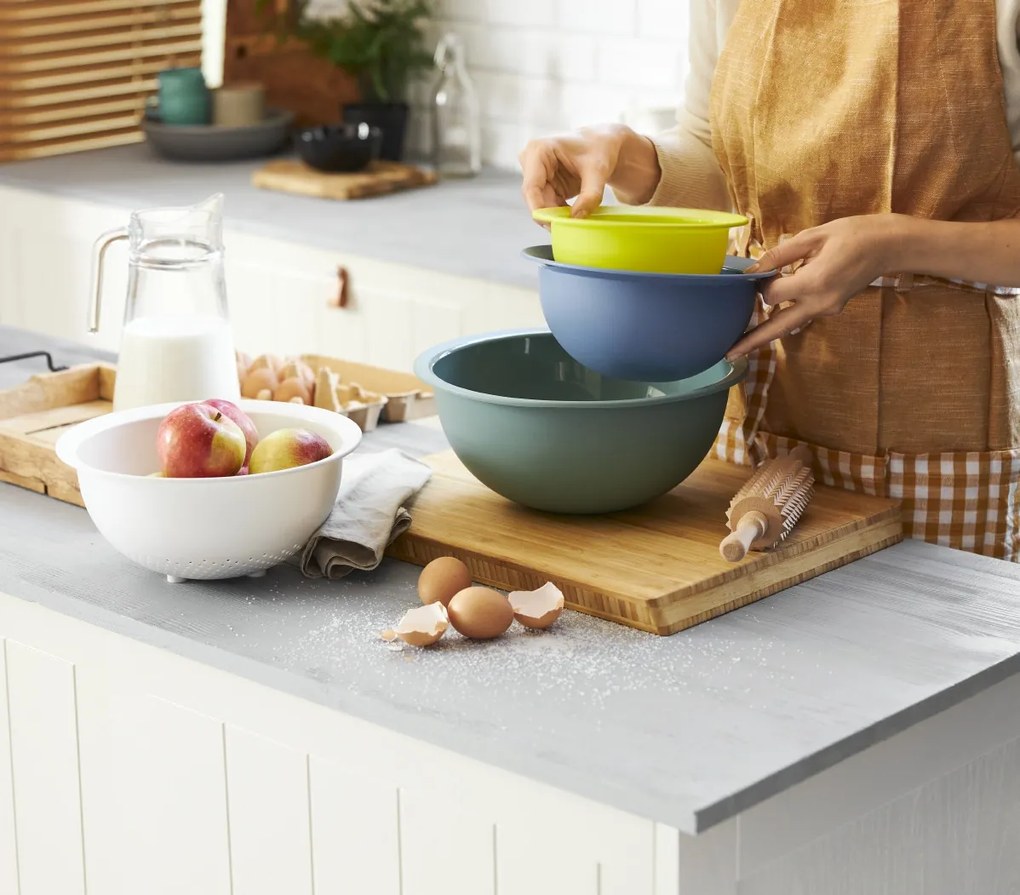 Rotho Plastové misky - súprava 3 kuchynských misiek a sitka CARUBA, mix farieb