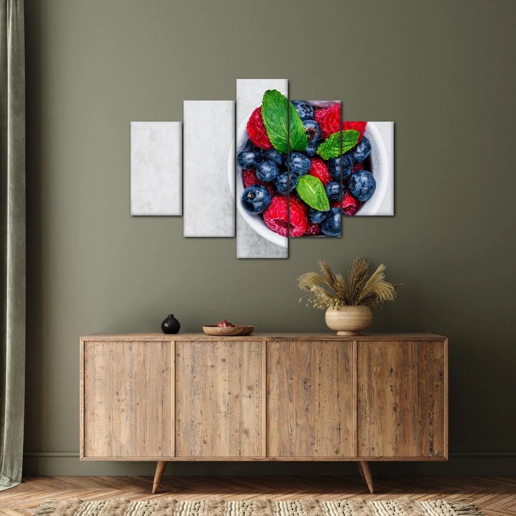 Obraz - miska s lesným ovocím (150x105 cm)