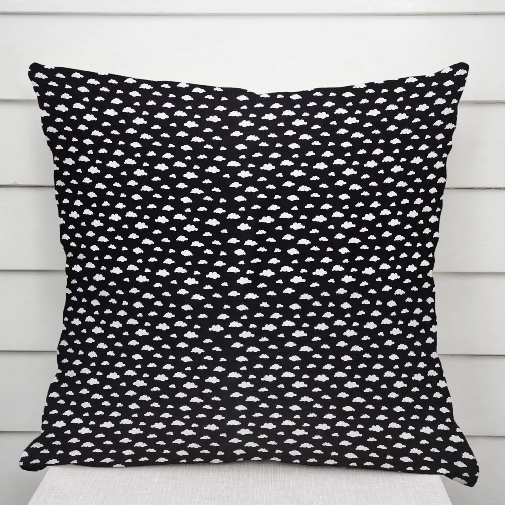 Biante Detská bavlnená obliečka na vankúš Sandra SA-306 Biele obláčiky na čiernom 45 x 45 cm