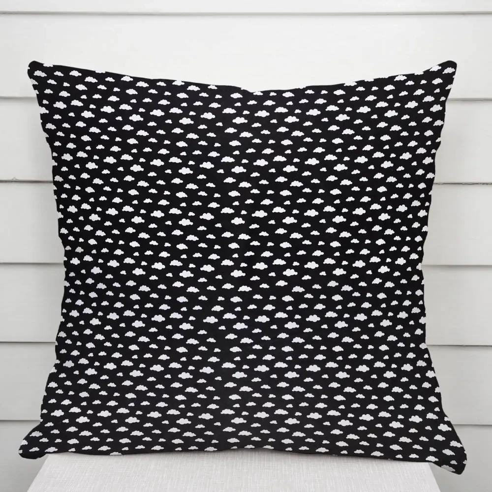 Biante Detská bavlnená obliečka na vankúš Sandra SA-306 Biele obláčiky na čiernom 45 x 45 cm
