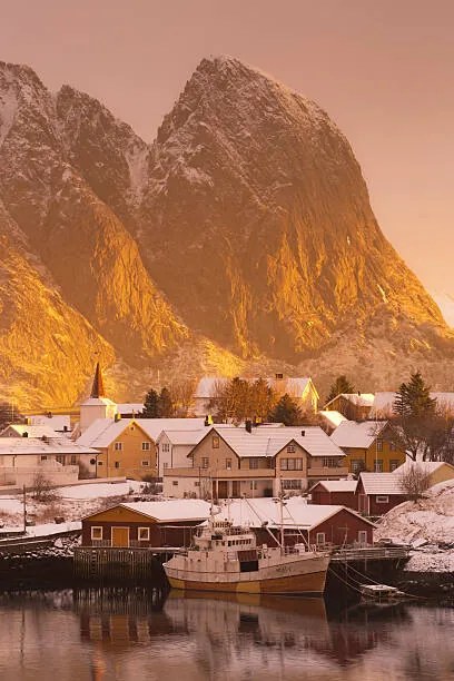 Umelecká fotografie Golden mountain, Reine, Lofoten Islands, Norway, David Clapp, (26.7 x 40 cm)