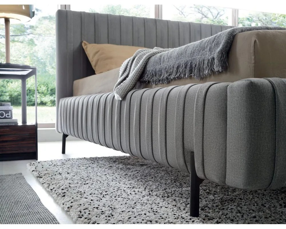 Sivá čalúnená dvojlôžková posteľ s úložným priestorom s roštom 140x200 cm Plissa – ELTAP