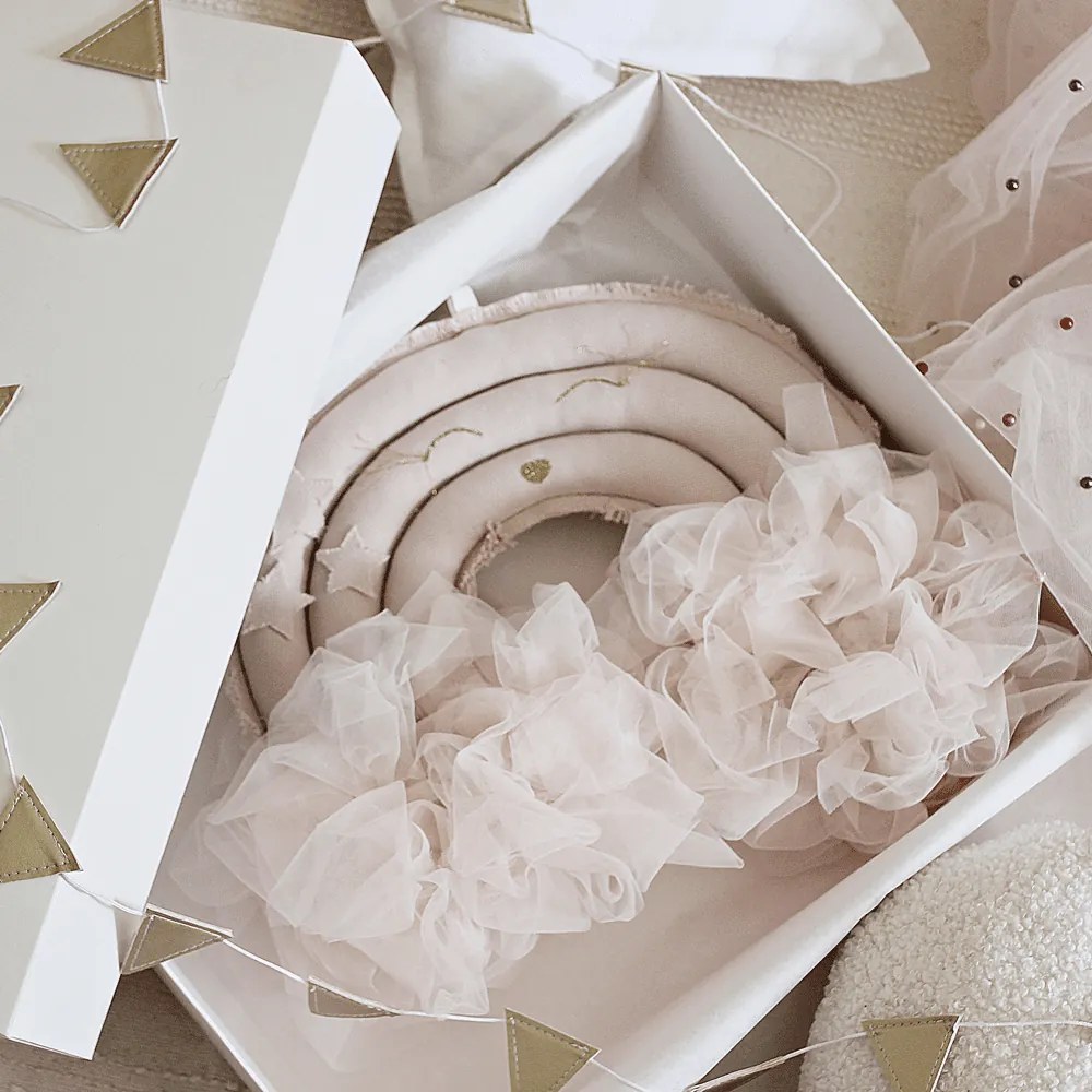 Závesná dekorácia dúha púdrovo ružová 35x27x12cm