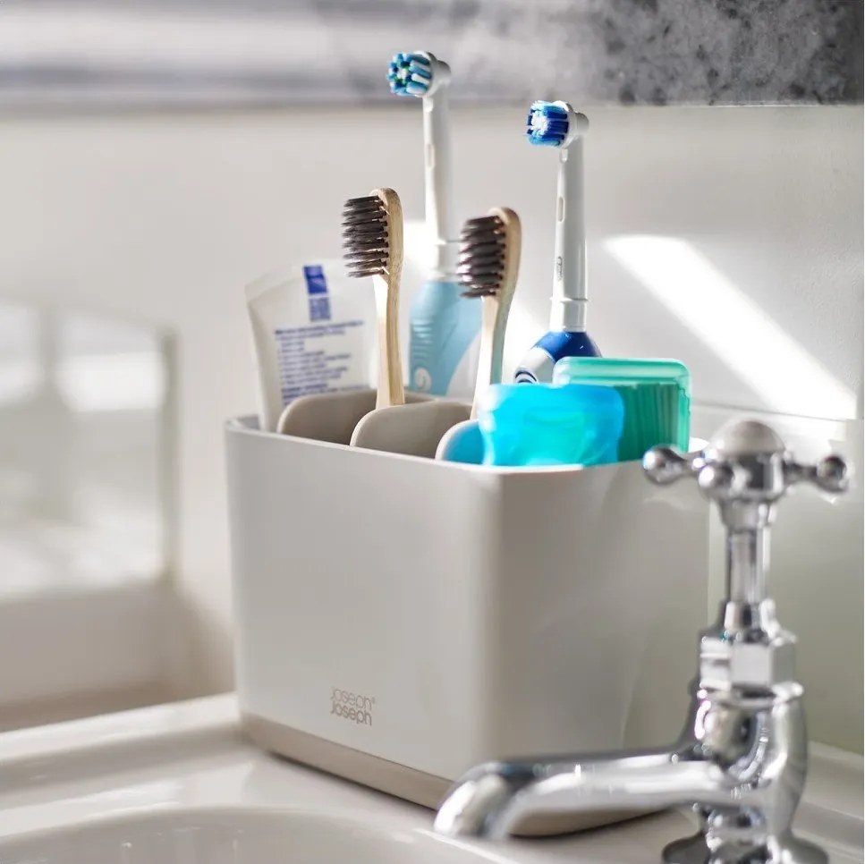 Béžový plastový stojan na zubné kefky EasyStore – Joseph Joseph