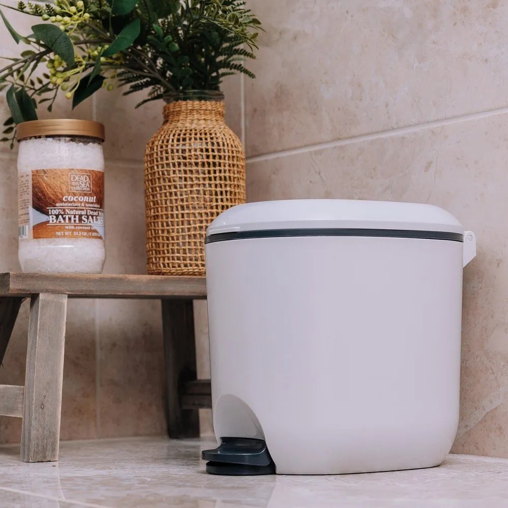 Biely nášľapný plastový odpadkový kôš 3,5 l – Addis