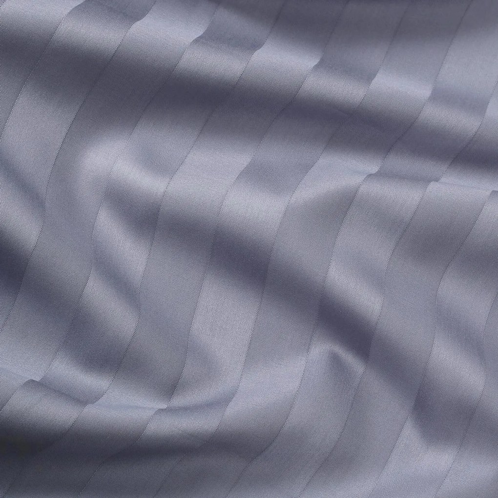 Goldea damaškový behúň na stôl - tmavo sivé prúžky so saténovým leskom 35x140 cm