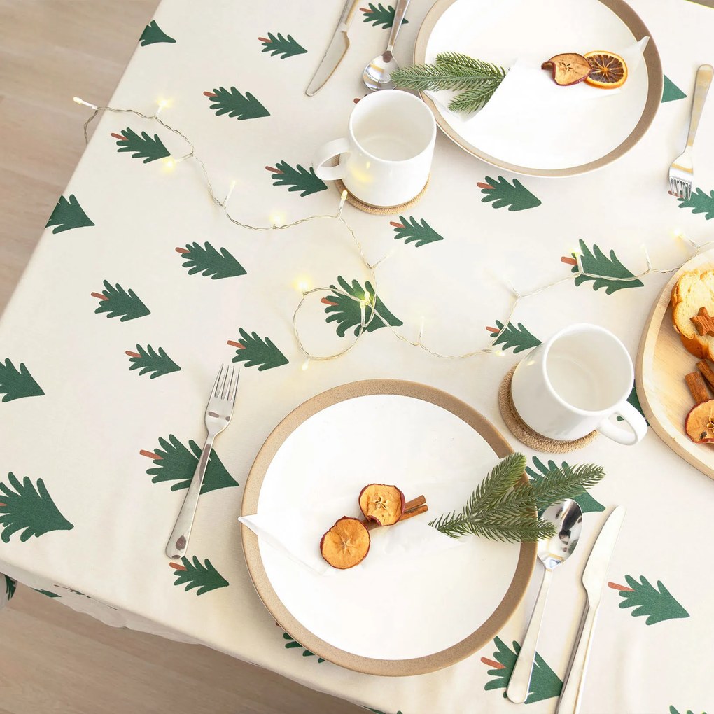 Goldea vianočný hranatý obrus z pevnej bavlny - stromčeky na režnom 120 x 120 cm