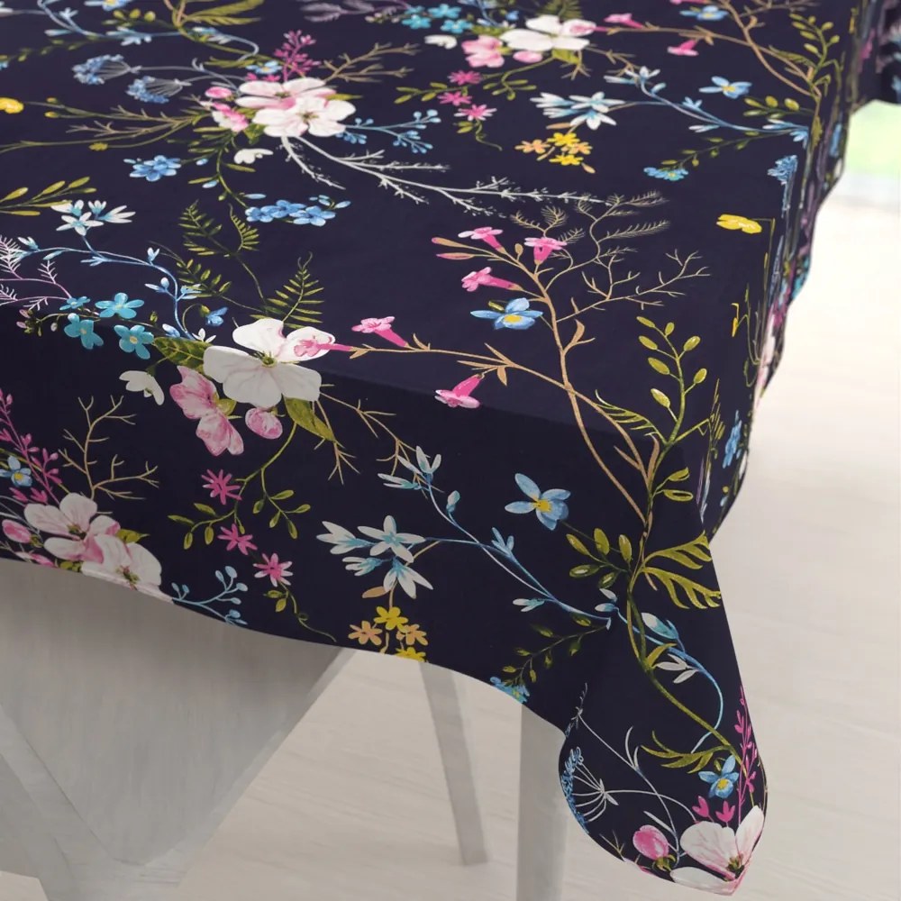 Biante Bavlnený obdĺžnikový obrus Sandra SA-557 Modro-ružové kvety na tmavo modrom 100x140 cm