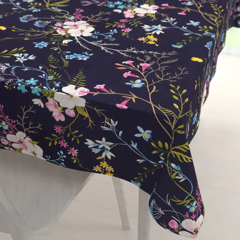 Biante Bavlnený obdĺžnikový obrus Sandra SA-557 Modro-ružové kvety na tmavo modrom 120x200 cm