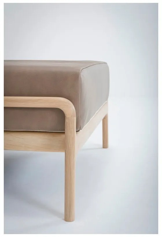 Svetlohnedá podnožka z byvolej kože s konštrukciou z masívneho dubového dreva Gazzda Fawn