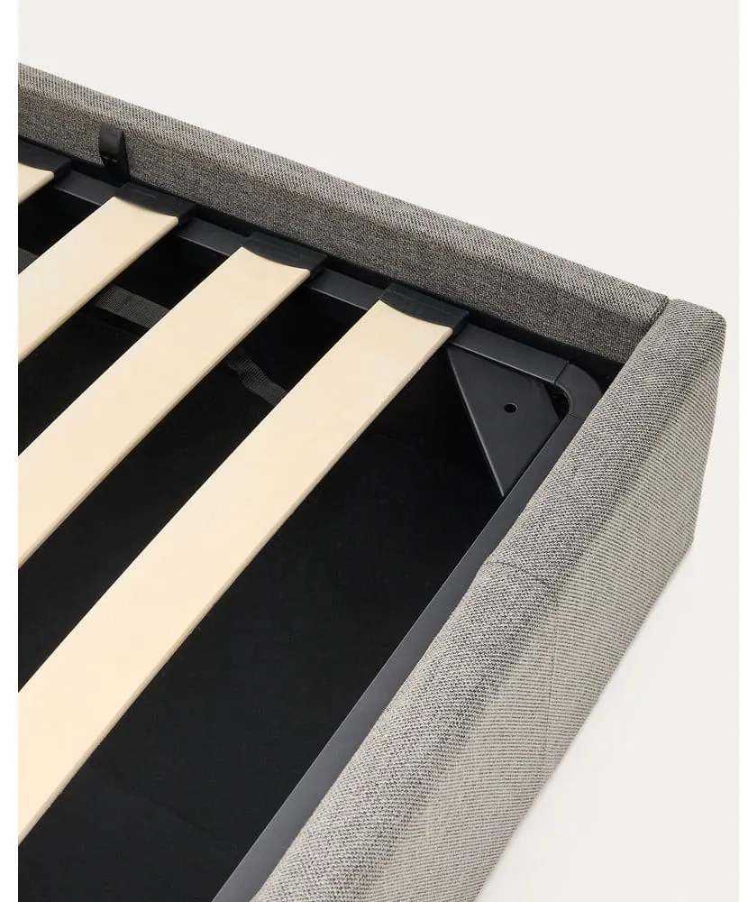 Sivá čalúnená jednolôžková posteľ s úložným priestorom s roštom 90x200 cm Nahiri – Kave Home