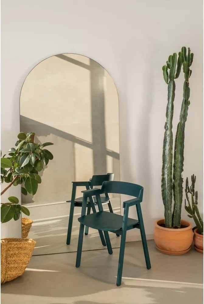 Jedálenská stolička s podrúčkami z dubového dreva v petrolejovej farbe Flip – Gazzda