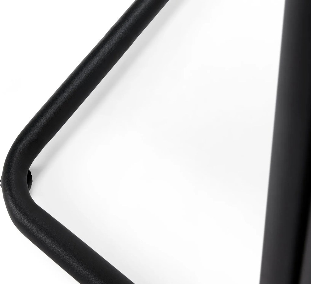 Stôl v tvare písmena C z hliníka