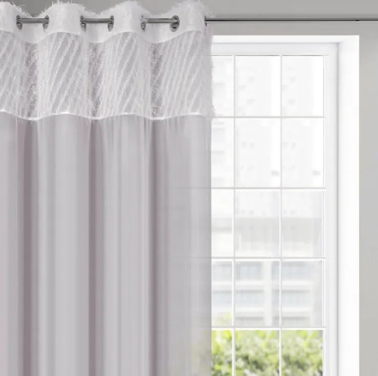 Originálna strieborná záclona s dekoračným pruhom zdobeným mohérovou niťou 140 x 250 cm