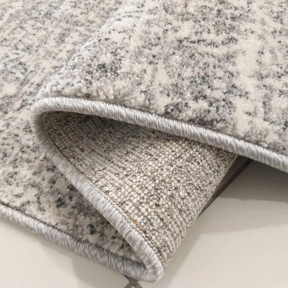 Kvalitný sivý koberec v módnom designe