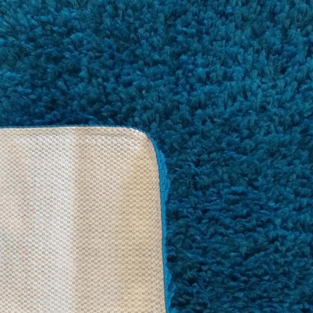 Štýlový koberec v modrej farbe