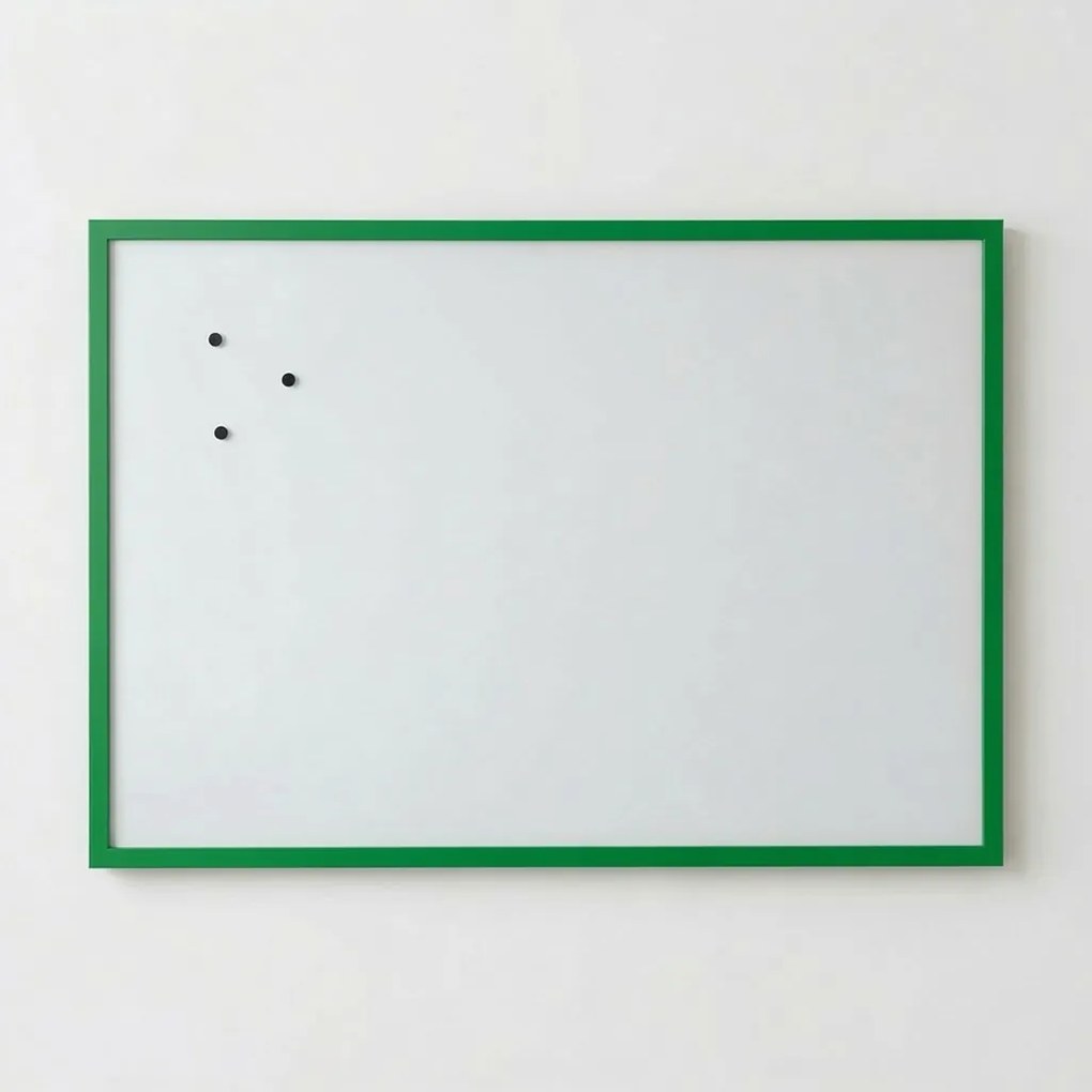 Toptabule.sk  Biela magnetická popisná tabuľa v zelenom drevenom ráme COLOR 100×150 cm