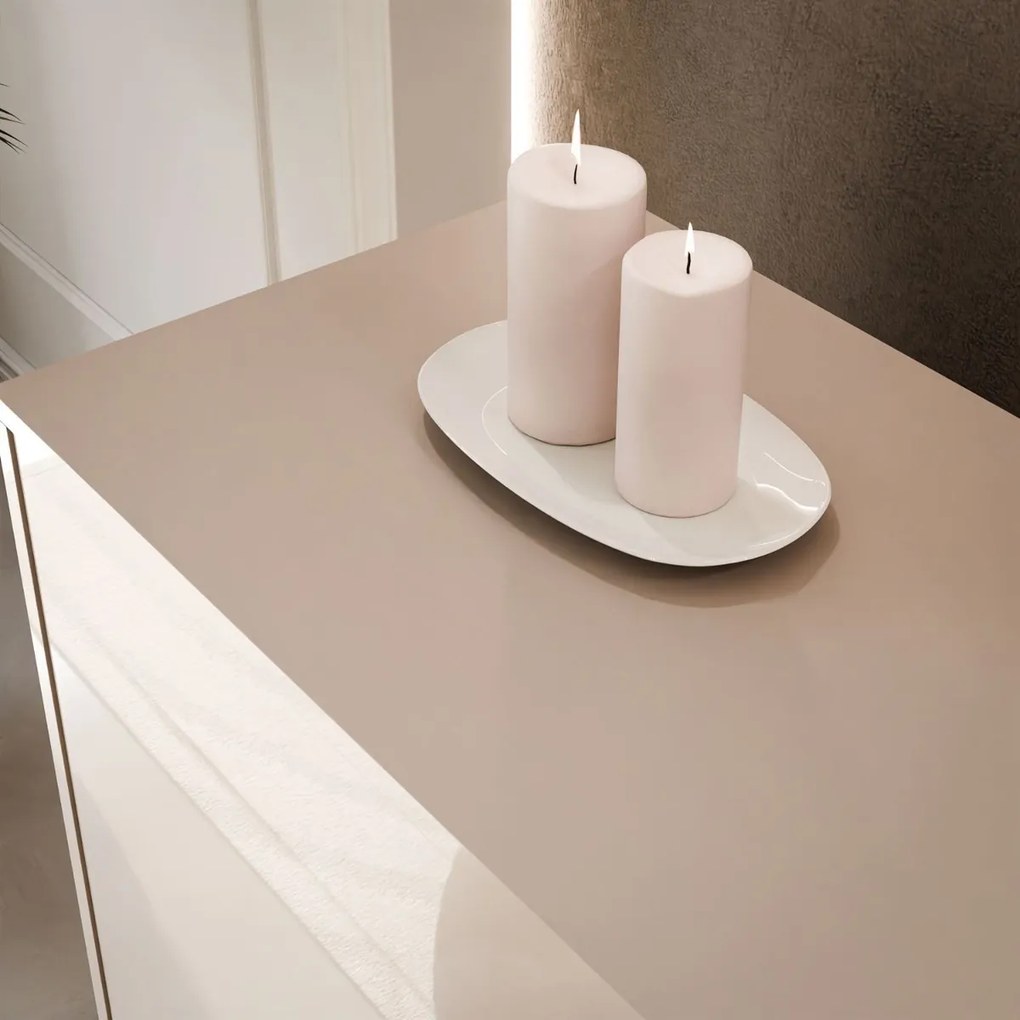 KOMODA ALWIN KAŠMÍR VYSOKÝ LESK 154 cm STRIEBORNÉ NOŽIČKY 14 cm