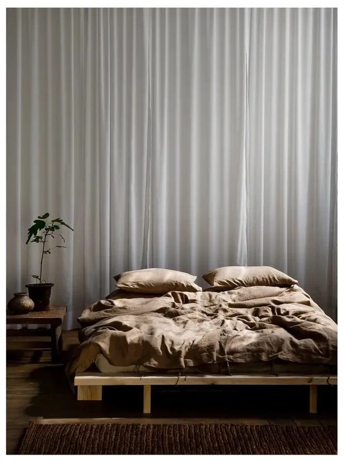 Dvojlôžková posteľ z borovicového dreva s roštom v prírodnej farbe 180x200 cm Japan – Karup Design