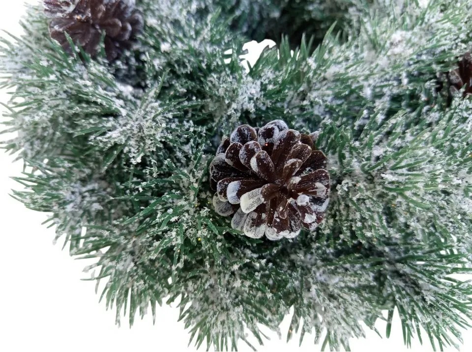 Plastový veniec zasnežený so šiškami, pr. 28 cm