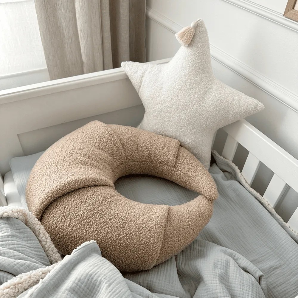 Vankúš croissant hnedý 55 cm