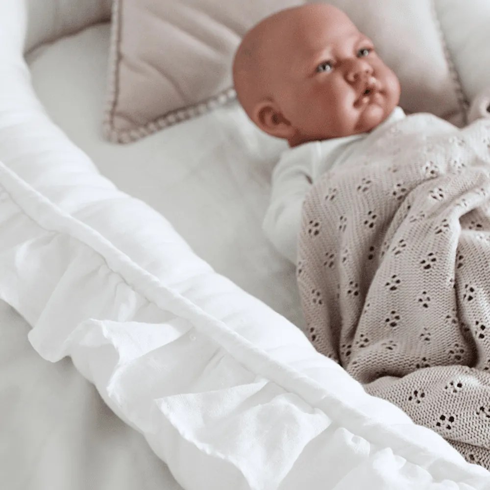 Ľanové hniezdo pre bábätko s volánom biela