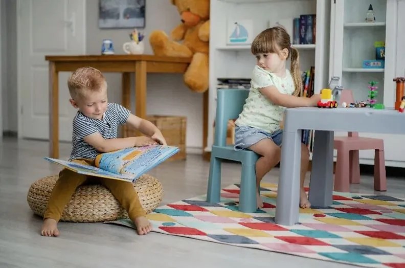 Detský stolček s dvoma stoličkami TEGGI MULTIFUN - šedý/ružový/tyrkysový