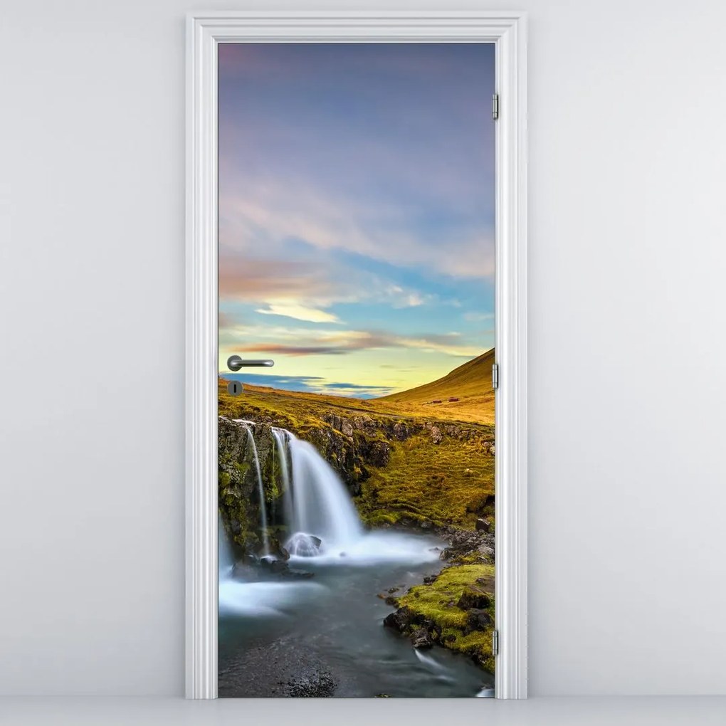 Fototapeta na dvere - Hory a vodopády na Islande (95x205cm)