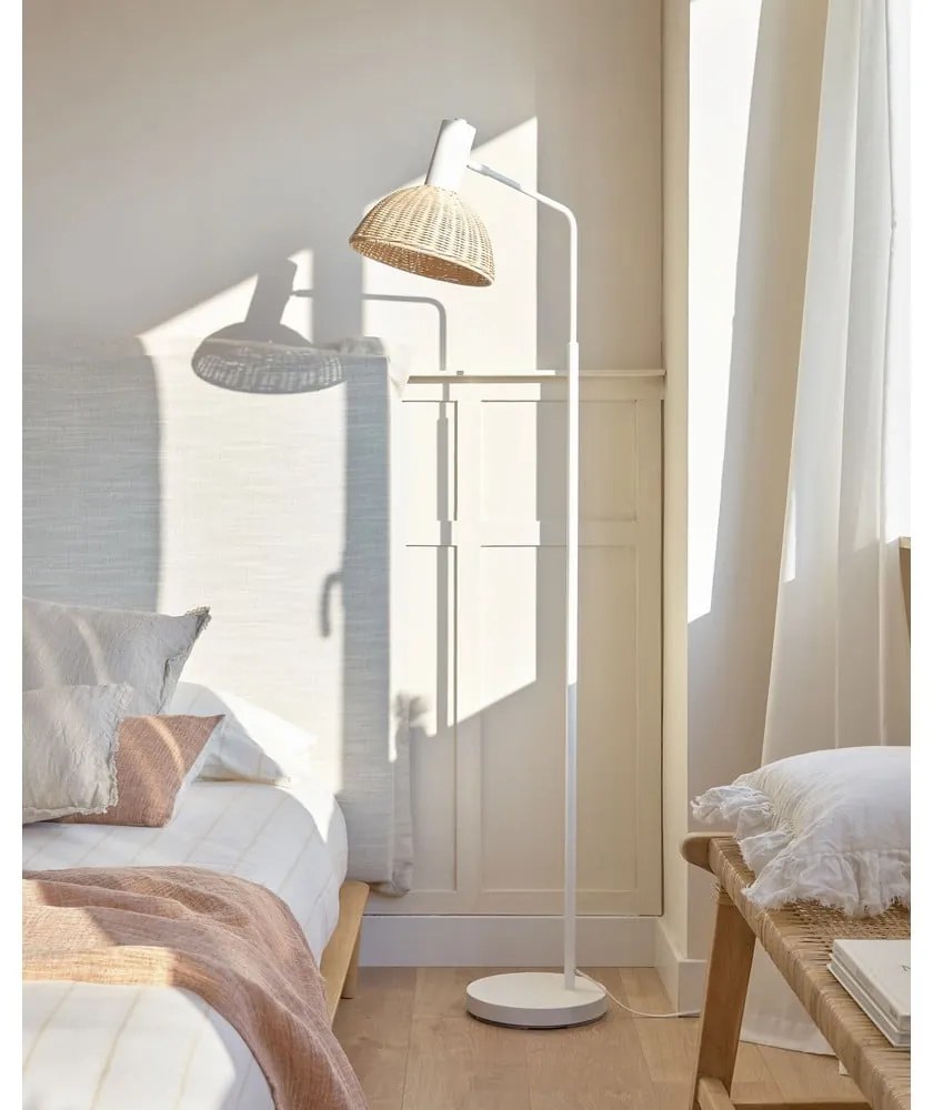 Stojacia lampa s ratanovým tienidlom v čierno-prírodnej farbe (výška 157 cm) Damila – Kave Home