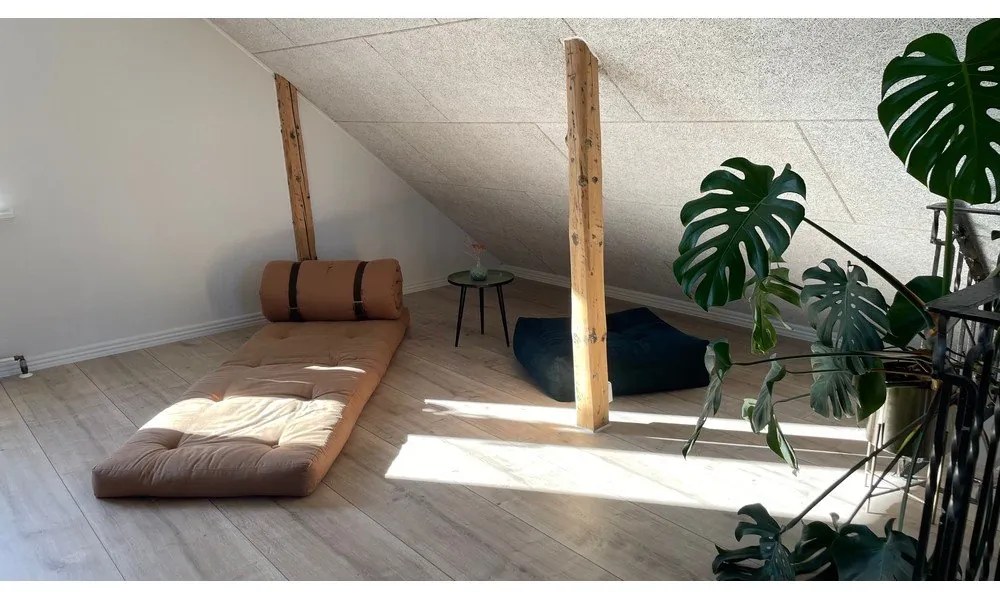 Rozkladacie kreslo so svetlobéžovým poťahom Karup Design Buckle Up Natural