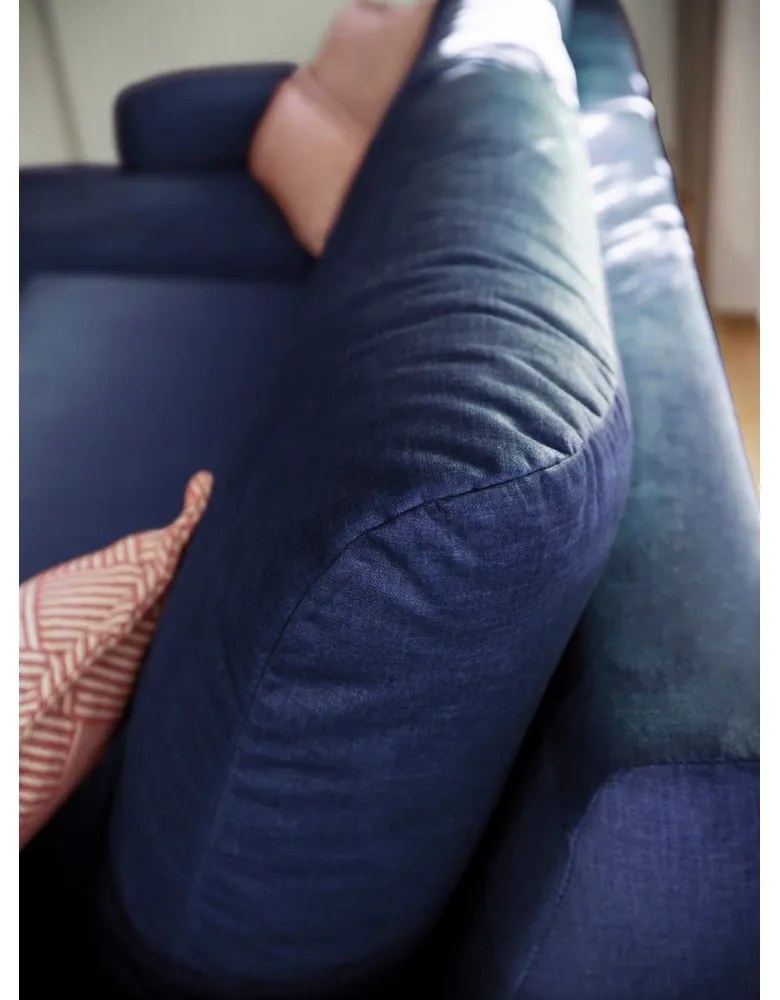Námornícky modrá zamatová rohová pohovka s podnožkou Miuform Cosy Claire, ľavý roh