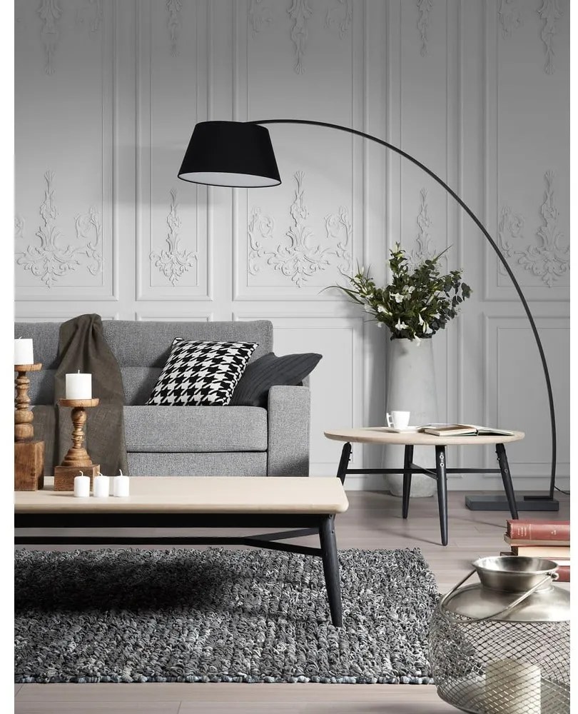 Čierna stojacia lampa s textilným tienidlom (výška 210 cm) Juhe – Kave Home