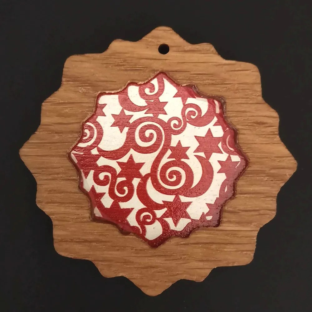 AMADEA Drevená ozdoba z masívu s farebným vkladom - vločka s ornamentom 8 cm