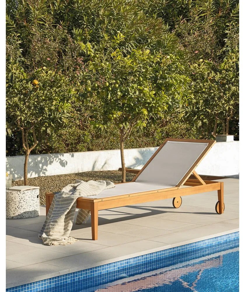 Béžové drevené polohovacie záhradné ležadlo Caterin – Kave Home