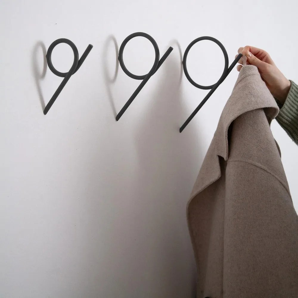 Čierny nástenný kovový háčik Tuba L – Spinder Design