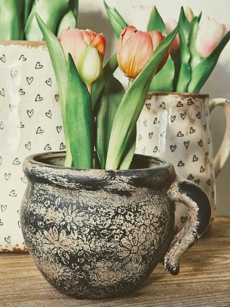 Čiernohnedý keramický obal na kvetináč s uchom a kvetmi - 17*14*12 cm