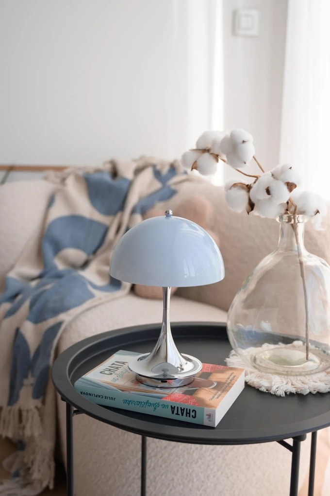 Louis Poulsen Prenosná lampa Panthella 160 V3 Opal Bluegrey/Chrome