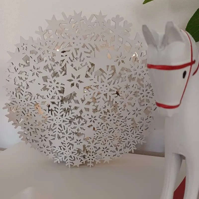 DECOLED Drevené dekorácie snehové vločky s LED svetlami, 26x29x3,2 cm