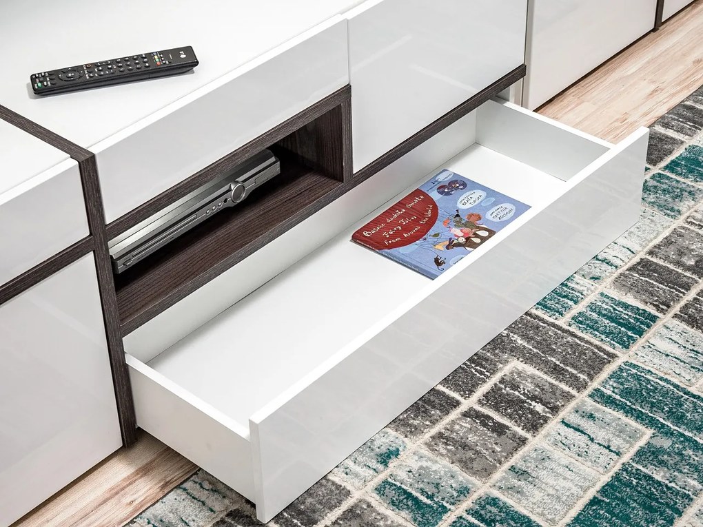 TV stolík/skrinka Carlyn 28 PEW CS RTV (biela matná + brest perlový + vysoký lesk biely). Akcia -20%. Vlastná spoľahlivá doprava až k Vám domov. 1024471