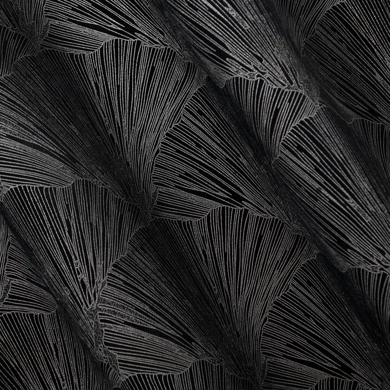 Čierny zamatový záves na krúžkoch GOJA s lesklou potlačou 140x250 cm