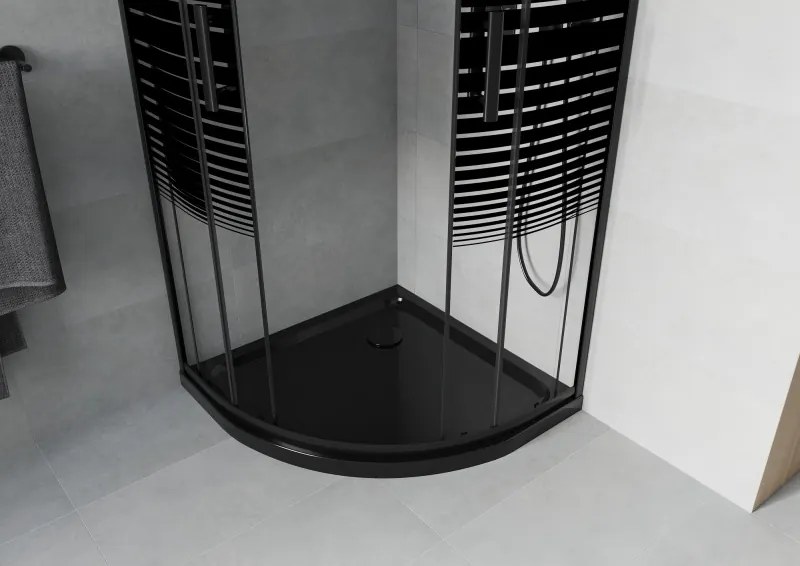 Mexen Rio, štvrťkruhový sprchovací kút s posuvnými dverami 90(dvere) x 90(dvere) x 190 cm, 6mm číre sklo s pásikmi, čierny profil + čierna sprchová vanička Slim, 863-090-090-70-20-4170B