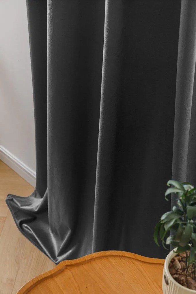 Tmavosivý zatemňovací záves VELVET 140x250 cm Zavesenie: Kovové krúžky