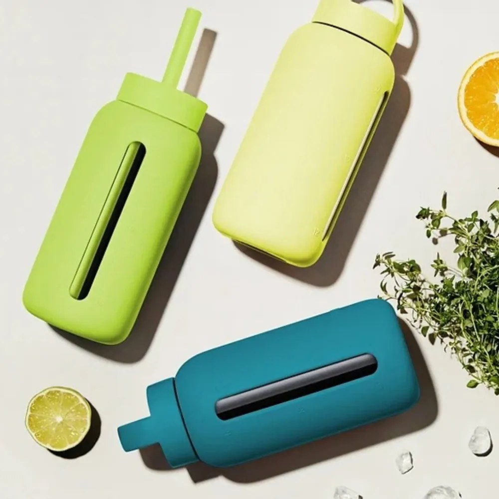 Svetložltá cestovná fľaša 720 ml Sunny Lemonade – Muuki
