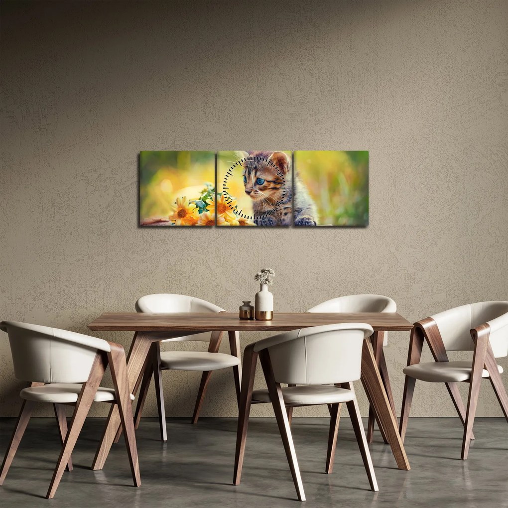 Obraz mačiatka pozerajúce sa na kvetinu (s hodinami) (90x30 cm)