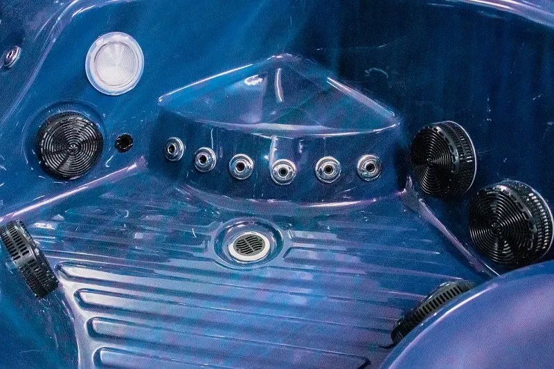 Akrylátová vírivka Everest - vystavený model, farba akrylu mramorovo-modrá, farba bočnice hnědá