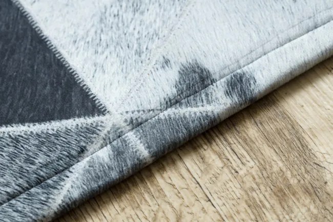 Koberec PATCHWORK 21722 sivý - imitácia kože krava, trojuholníky