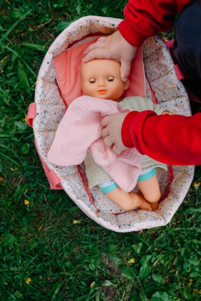 Pomea - textilný košík pre bábiky na spanie - ružový