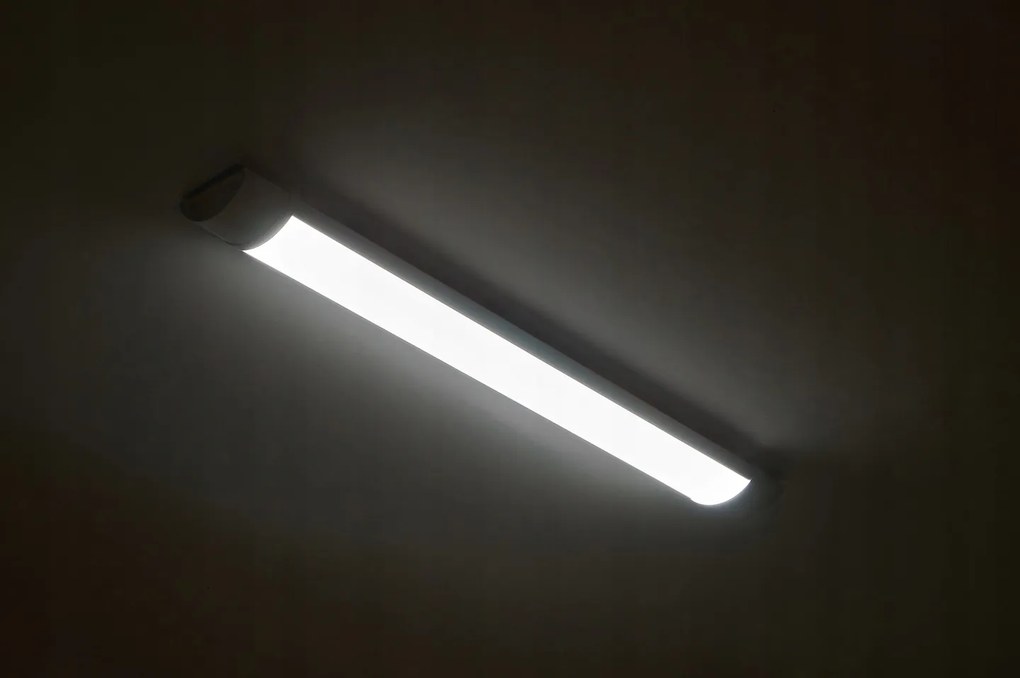 Sada 4 x povrchovo montovateľných LED svietidiel 36W 120cm fluorescenčný panel pre garážovú dielňu